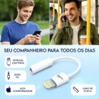 Adaptador Lightning P3 branco, com dois homens usando fones de ouvido.