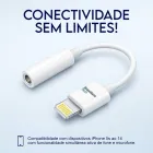 Adaptador Lightning P3 branco, cabo curto, com conector metálico e logo Brasiliana Tech.