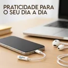 Adaptador Lightning branco conectado a smartphone prateado e fones brancos