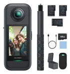 Kit Akaso Câmera De Ação preta com tela, selfie stick e acessórios diversos.