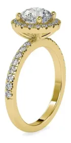 Anel de noivado feminino de ouro amarelo com diamante central redondo e pavé.