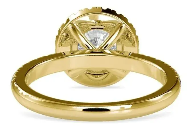 Anel de noivado na mão modelo demonstrando proporção