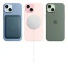 Três Apple iPhone 15 com capas azul, rosa com carregador MagSafe e verde.