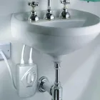 Aquecedor de Agua Lorenzetti branco instalado sob pia branca com torneiras cromadas.