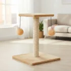 Arranhador para gatos poste bege com plataforma superior e dois brinquedos pendurados.