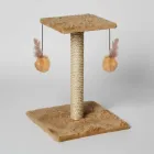 Arranhador para Gatos Poste bege com base, plataforma e dois brinquedos pendurados.