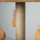 Poste bege de arranhador para gatos com corda sisal e brinquedos desfocados.