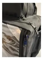 Mochila de entregador preta com tecido liso, zíperes metálicos e plástico transparente.