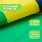 Bandeira do Brasil: tecido verde e amarelo com dobras visíveis.