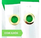 Dois ilhós dourados em tecido branco da Bandeira do Brasil com verde visível