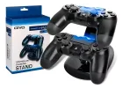 Base carregador Ps4 preta com dois controles pretos e luz azul, caixa branca e azul.