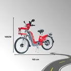 Bicicleta Elétrica vermelha com cesta, bagageiro e medidas de 105x165cm.