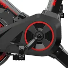 Pedais e manivela preta com anel vermelho da Bicicleta Spinning.