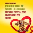 Bifinho Keldog: cão marrom feliz com coração vermelho em fundo amarelo