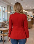 Blazer feminino vermelho em mulher de costas