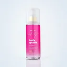 Body Splash Infinity, frasco transparente com líquido rosa vibrante e pump dourado.