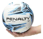 Bola Futsal Penalty branca com detalhes azuis e pretos na mão