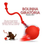 Bola interativa vermelha com corda e gato marrom brincando com bolinha