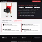 Infográfico editorial Achadinho: Bolsa Nike Brasilia 9.5 Unissex, esportiva em poliéster reciclado, com compartimento interno com zíper para tênis e roupas suadas, alça de ombro removível e fundo revestido.