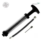 Bomba Penalty cinza e preta com mangueira e agulha