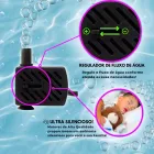 Bomba submersa preta com regulador de fluxo em água azul borbulhante