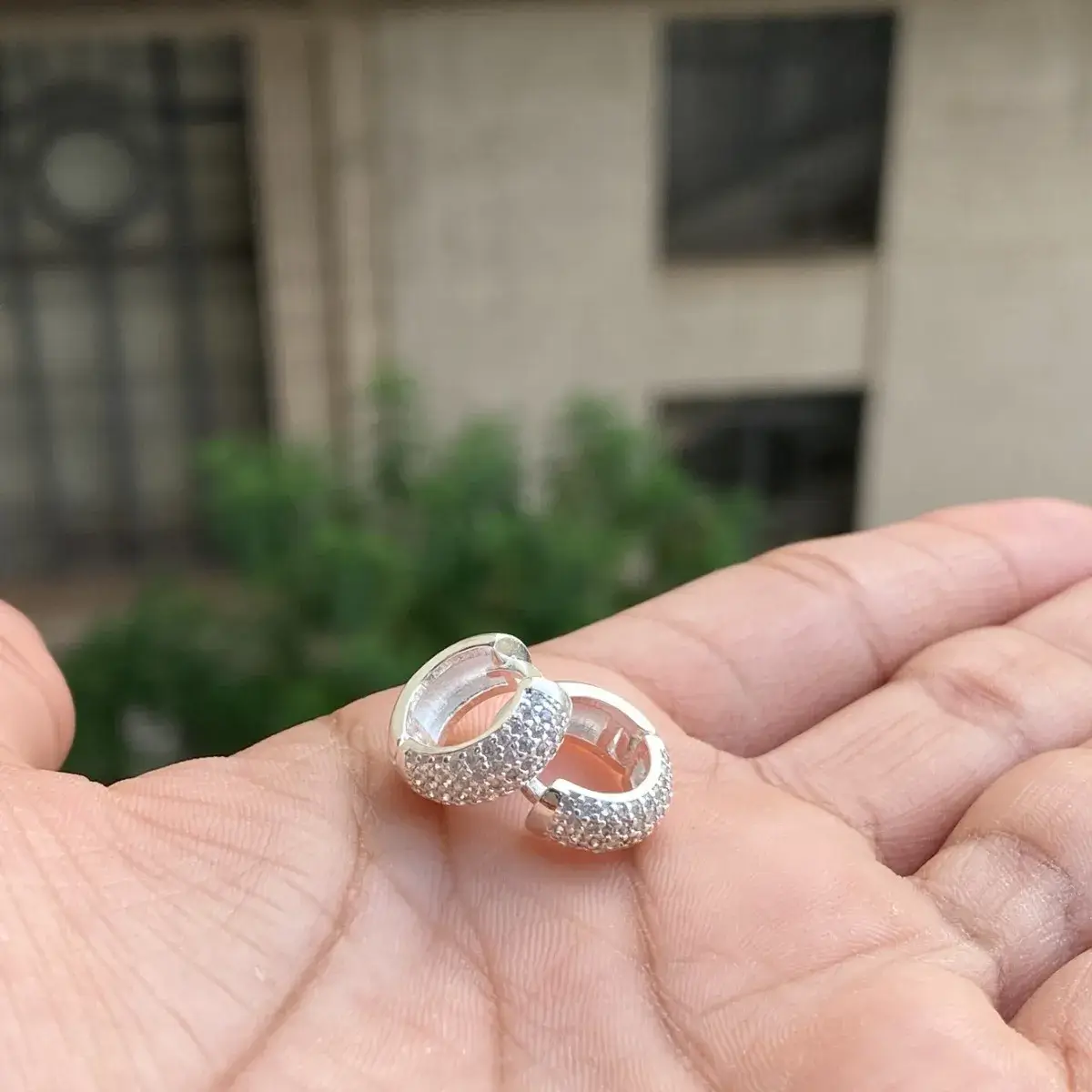 Detalhe do cravejamento zircônia