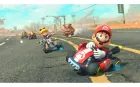 Mario de vermelho e Peach de rosa em karts correndo na pista de Mario Kart.