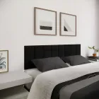 Cabeceira Suede Preto estofada com módulos, travesseiros pretos e cama listrada.