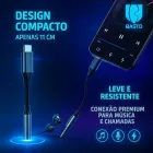 Cabo Adaptador USB-C para P2 cinza conectado a smartphone e fones pretos.