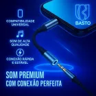Cabo Adaptador USB-C para P2 preto e azul com pontas metálicas conectado a um smartphone.
