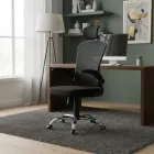 Cadeira de escritório preta com encosto em tela mesh e base cromada.