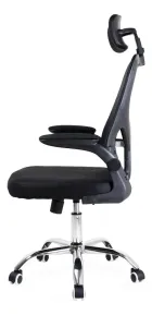 Cadeira de escritório preta, encosto mesh, apoio de braço e base cromada com rodízios.
