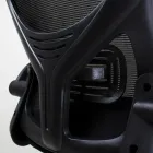 Cadeira de Escritório: encosto preto em tela mesh e estrutura plástica.