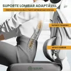 Cadeira ergonômica cinza com suporte lombar adaptável e pessoa sentada.