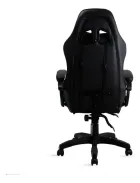 Cadeira Gamer preta, vista traseira, encosto com aberturas e base de rodinhas.