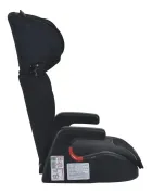 Cadeira infantil para carro preta, vista lateral com encosto alto, braços e alavanca vermelha.