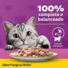 Gato cinza tabby, prato branco com Whiskas Pedaços Frango ao Molho, fundo roxo.