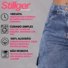 Calça Cargo Feminina jeans azul, cintura alta, botão dourado e bolso lateral.