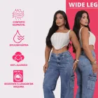 Duas modelos vestem calça cargo feminina wide leg jeans azul com bolsos.