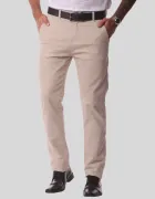 Calça de sarja masculina bege clara com cinto preto e sapatos sociais.