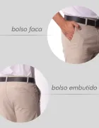 Calça De Sarja Masculina bege com detalhes de bolso faca e bolso embutido.