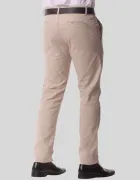 Calça de sarja masculina bege com bolsos faca, traseiros e cinto preto.