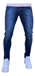 Calça Jeans Masculina azul escura justa e tênis brancos