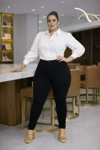 Calça jeans plus size preta cintura alta em mulher com blusa branca