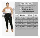 Guia de medidas da calça jeans plus size com modelo e tabela de tamanhos