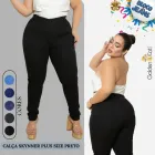 Calça Jeans Plus Size preta cintura alta vestida por modelo.
