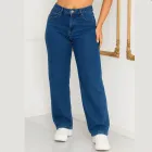 Calça jeans wide leg azul escura, cintura alta, vestida por modelo.