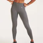Calça Legging cinza Lupo com costuras verticais.