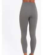 Calça legging cinza com cós e barra canelados, detalhes verticais.