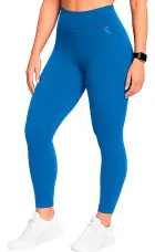 Calça Legging azul com cintura alta, logo branco e tênis brancos.